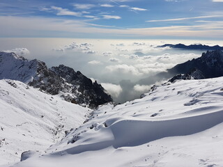 Fototapeta na wymiar Monte Pasubio invernale innevato - alpinismo