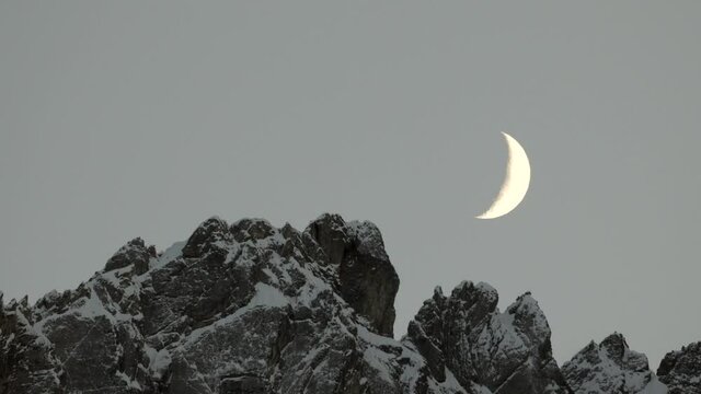 Fifth day of the lunar month. Crescent Moon. 60 fps.