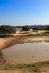 Fototapeta na wymiar Point d'eau dans la plaine de Bagan, Myanmar