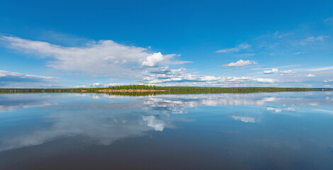 Panorama van kalm meer, Kama rivier blauwe hemel met wolken weerspiegeld in het water.