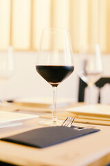 Copa de vino en restaurante lujoso de estilo minimalista en una cena