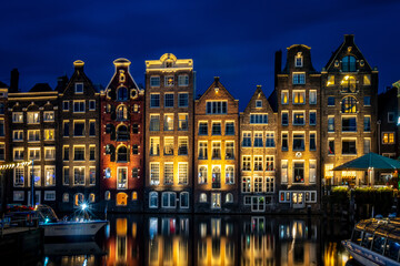 Obraz premium Damrak and buildings of Amsterdam by night, long exposure