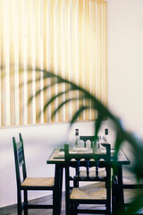 Copa de vino en restaurante lujoso de estilo minimalista en una cena