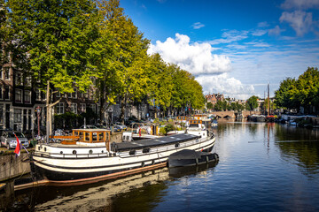 Fototapeta na wymiar canal with boats in Amsterdam 