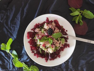 Beetroots and mint quinoa with a touch of purple and black! Some blackberryes and xtra sliced beetroots to enjoy the full taste.