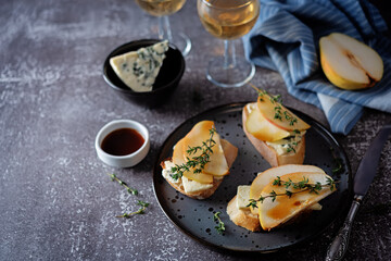 Blue cheese pear thyme toasts in a plate