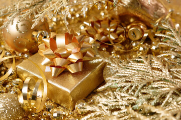 New Year's gift in a gold box. Decorated with glittering tinsel - 400434191