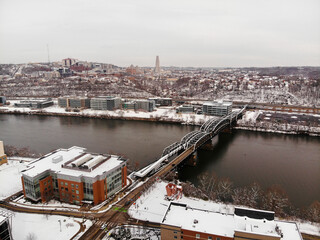 Naklejka premium Snowy Hot Metal Bridge Pittsburgh