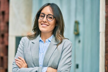 Young hispanic businesswoman with arms crossed smiling happy at the city © Krakenimages.com
