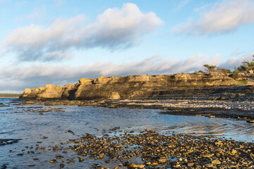 Obraz premium Limestone formations by seaside