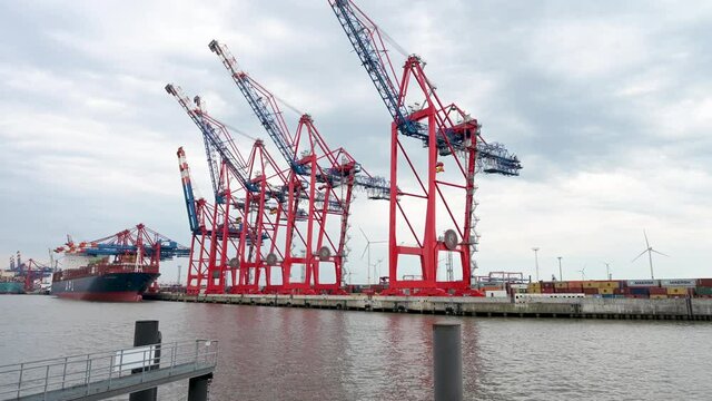 Container Terminal Eurogate Burchardkai in Hamburg, Beladen und Entladen von Container Schiffen 