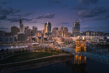 Cincinnati, Ohio, USA skyline at twilight - 400442389