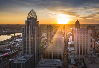 Cincinnati, Ohio, USA skyline at twilight - 400443373