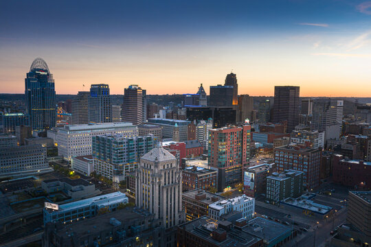 Cincinnati, Ohio, USA skyline at twilight