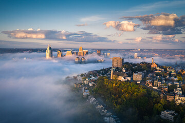 Naklejka premium Foggy morning at Cincinnati, Ohio, USA skyline aerial view