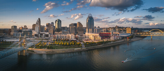 Cincinnati, Ohio, USA skyline aerial view - 400443989