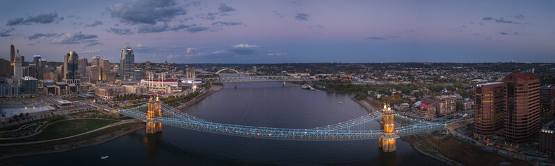 Fototapeta premium Cincinnati, Ohio, USA skyline at twilight