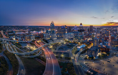 Twilight panoramic view of Cincinnati, Ohio - obrazy, fototapety, plakaty