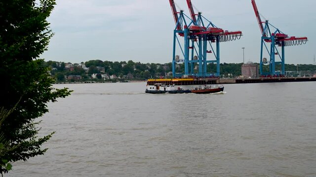 Container Terminal Eurogate Burchardkai in Hamburg, Beladen und Entladen von Container Schiffen 