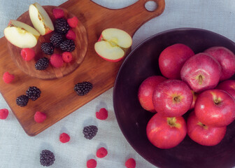 mesa con frutas variadas manzana frambuesa