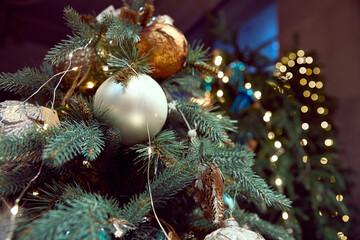 Obraz na płótnie Canvas bright different Christmas toys balls on a tree for close-up