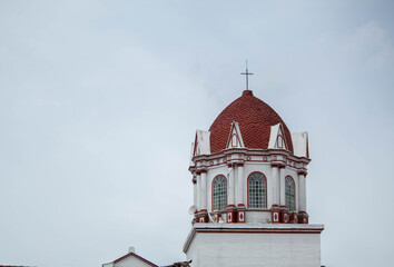 copula de una iglesia con techo rojo