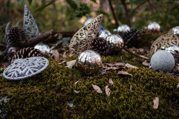 esferas con piñas, musgo y adornos
