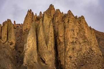 Pinnacles are geological landform of steep columns of rocks left by wind, water & ice weathering & erosion of soft rock leaving pillar of hard rock standing in horizontally bedded sedimentary rocks.