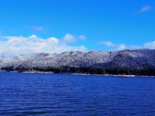 冬の余呉湖（滋賀県長浜市）