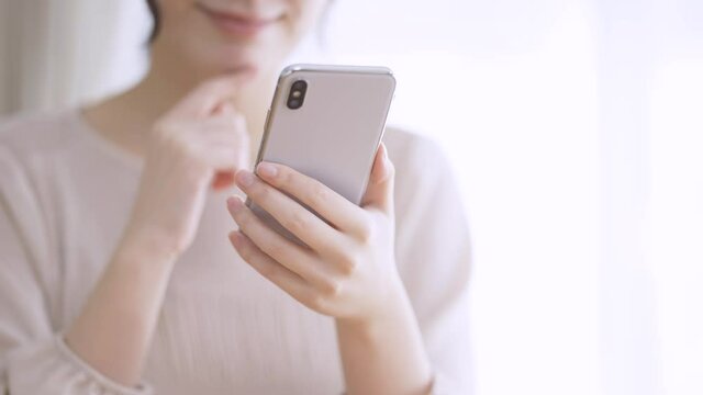 スマートフォンを使う若い女性