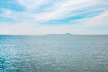 Obraz premium The sea and the blue sky On a clear day, there are slight waves and white clouds with a beautiful blue color. Sea of Thailand, Chonburi