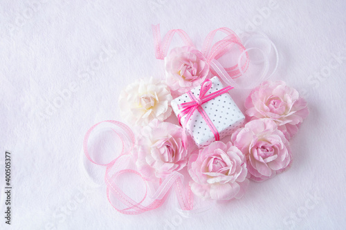 ピンクのラナンキュラスとお洒落なプレゼント Wall Mural Hanaphoto