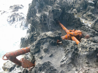 Stuck in the stone is an old anchor from ship. © Deniz