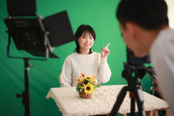 動画配信する男女