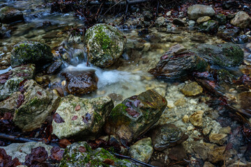 Steine im Gebirgsbach umflossen