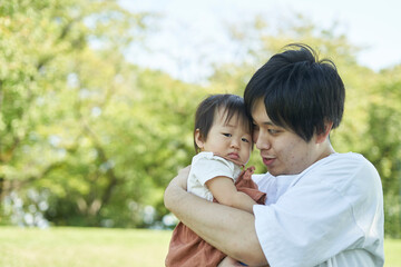 かわいい日本人の赤ちゃんと家族