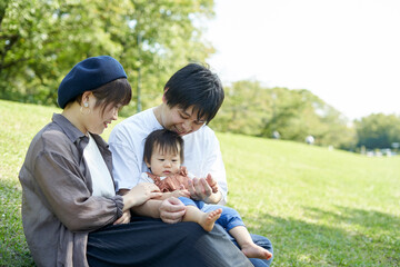 かわいい日本人の赤ちゃんと家族