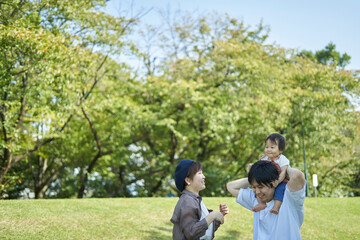 Obraz premium かわいい日本人の赤ちゃんと家族