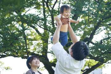 かわいい日本人の赤ちゃんと家族