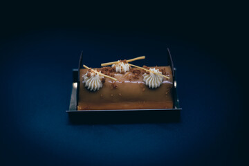 Naklejka premium repostería francesa de crema, hojaldre chocolate sobre fondo negro.