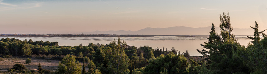 Fototapeta na wymiar Panorama de 'étang de Leucate et son parc à huitres .