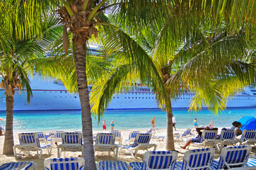 Traumreise Karibikkreuzfahrt mit Kreuzfahrtschiffen der Carnival Cruise Lines und einsamem Strand...