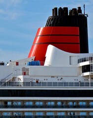 Cunard Ozeanliner Kreuzfahrtschiff im Hamburger Hafen - Classic luxury cruiseship, cruise ship or...