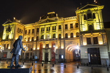Obraz premium Lithuanian National Philharmonic in Vilnius, night view with monument for Jonas Basanavičius