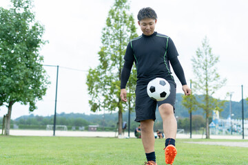 公園でサッカーをする若い男性 © west_photo