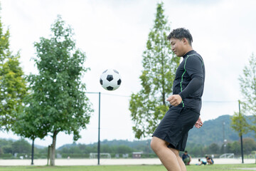 公園でサッカーをする若い男性 © west_photo