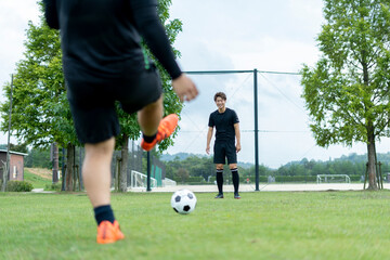 公園でサッカーをする若い男性 © west_photo