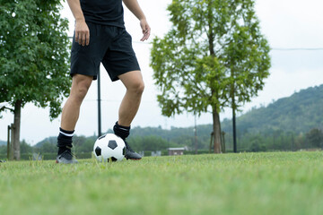公園でサッカーをする若い男性 © west_photo