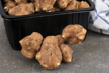 Topinambour en gros plan sur fond gris