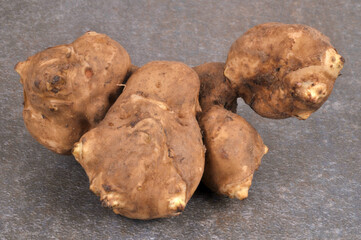 Topinambour en gros plan sur fond gris